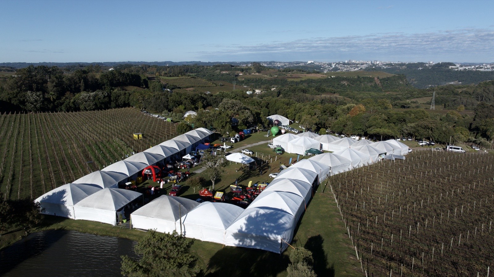 Vista aérea da estrutura da Vitis Aurora entre os vinhedos de Pinto Bandeira, Serra Gaúcha